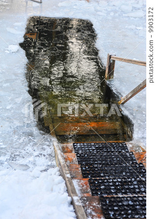 ice-hole 9903172