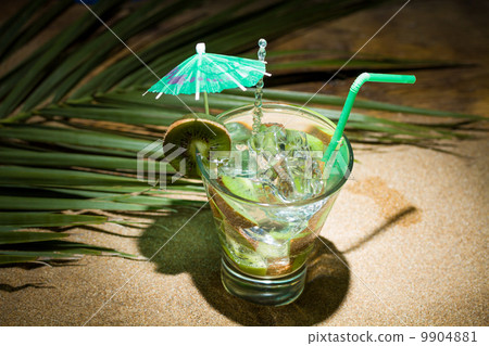 Kiwi cocktail on the sand 9904881