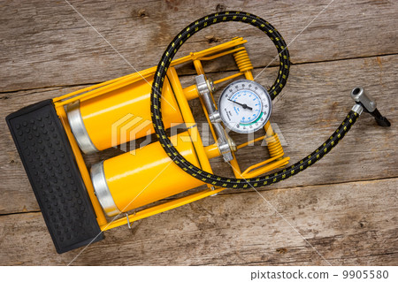Yellow inflator with gauge 9905580