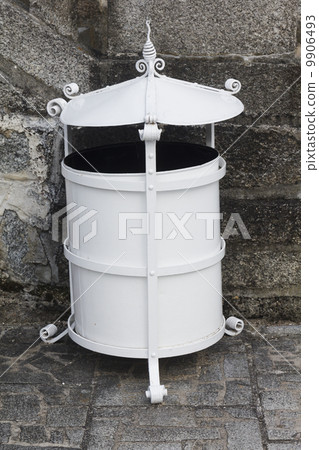 garbage can 9906493