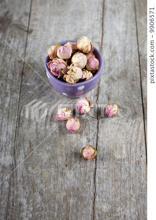 Buds of dried roses 9906571