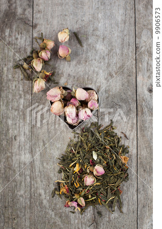 Buds of dried roses 9906573