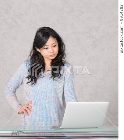 A woman using a laptop 9914282
