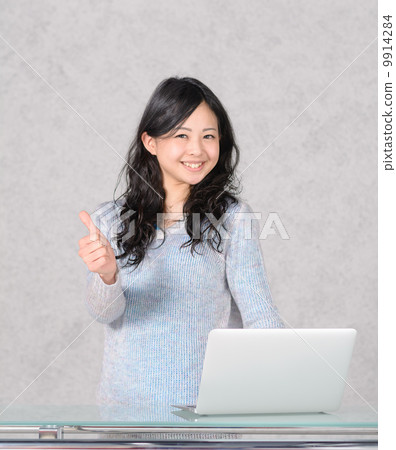 A woman who raises his / her thumb 9914284