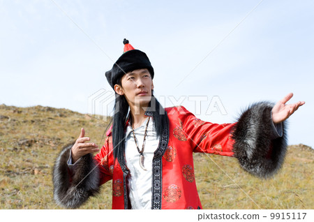 man in Mongolian costume 9915117