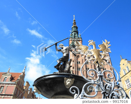 Neptune Fountain and city hall in Gdansk, Poland Neptune Fountain and city hall in Gdansk, Poland 9917016
