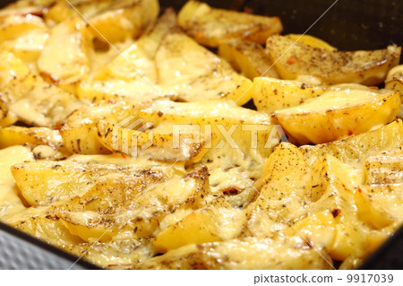 Roasted potatoes with spices and cheese 9917039