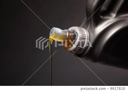 Can with car engine oil pouring black background 9917810