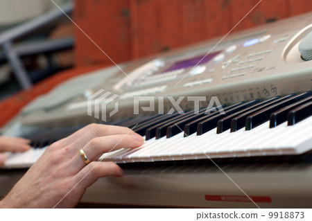 hands pianist and piano player 9918873