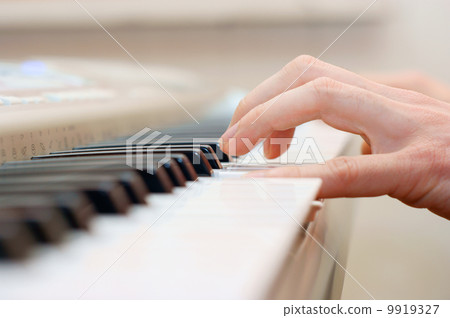 hands and piano player 9919327