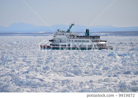 Abashiri's ice floating sightseeing vessel Oorori 9919872
