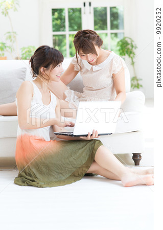 使用便攜式計算機的兩名婦女 9920252