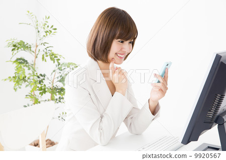 一個女人在看屏幕時打電話 9920567