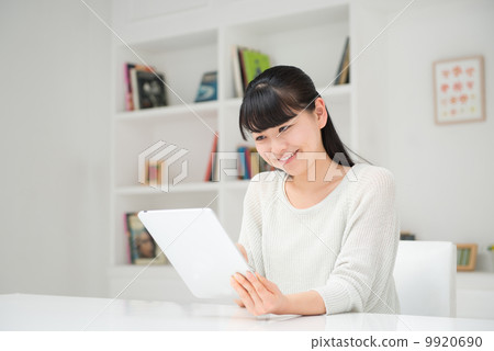A woman who plays a personal computer A woman who plays a personal computer 9920690
