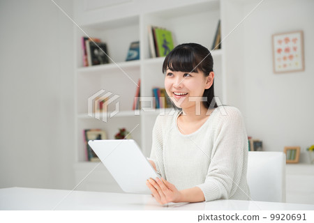 一個扮演個人電腦的女人 一個扮演個人電腦的女人 9920691