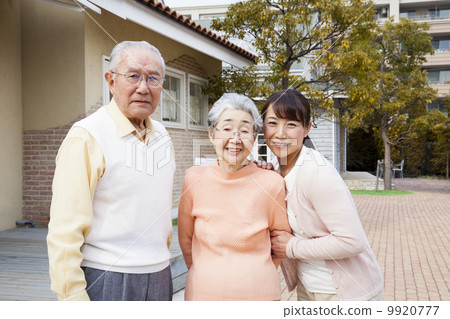 老年夫婦和婦女 老年夫婦和婦女 9920777