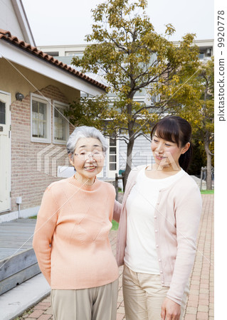 老年人和婦女 9920778