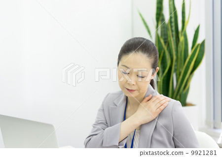 Working business woman 9921281