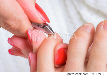 pedicure applying 9922910