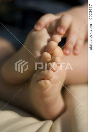 Baby feet 9923427
