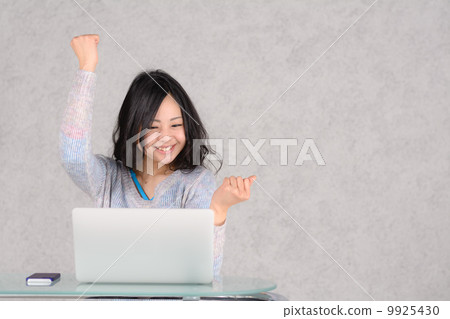 A woman who poses a gut A woman who poses a gut 9925430