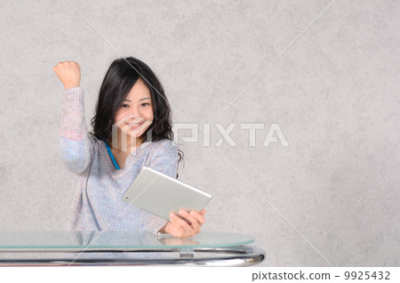 一個女人誰有一個平板終端,並構成一個膽量 一個女人誰有一個平板終端,並構成一個膽量 9925432