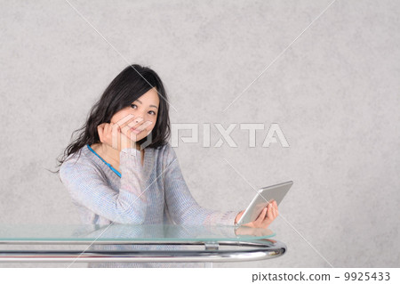 有片劑終端的一名婦女 有片劑終端的一名婦女 9925433