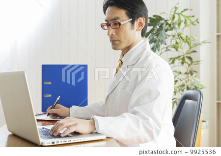 A doctor A doctor 9925536