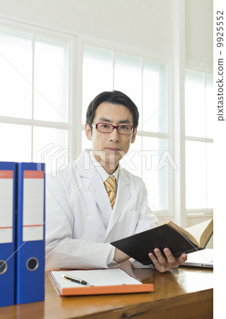 A doctor 9925552