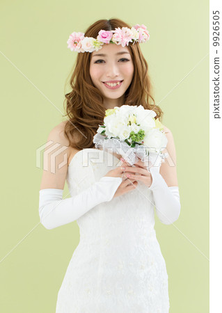 Women in a wedding dress Women in a wedding dress 9926505