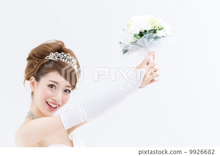 Women in a wedding dress 9926682