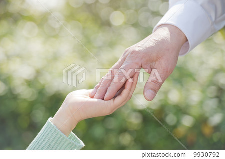資深男性和少婦的手 9930792