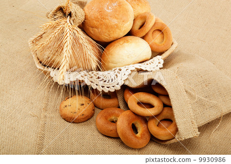 Fresh breads for a variety of sacking. 9930986
