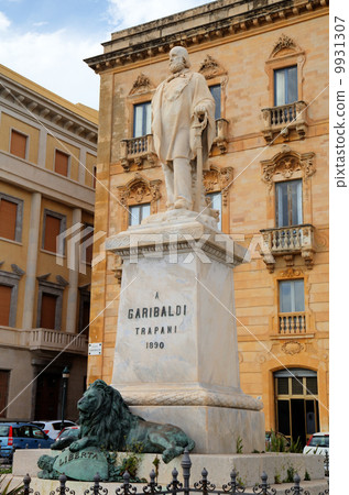Statue Garibaldi in Trapani. Sicily, Italy Statue Garibaldi in Trapani. Sicily, Italy 9931307