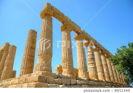 Colonnade of Hera (Juno) temple in Agrigento. Sicily, Italy Colonnade of Hera (Juno) temple in Agrigento. Sicily, Italy 9931344