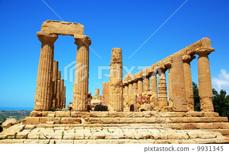 Colonnade of Hera (Juno) temple in Agrigento. Sicily, Italy Colonnade of Hera (Juno) temple in Agrigento. Sicily, Italy 9931345