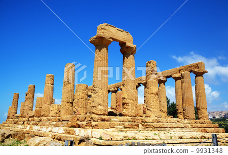 Colonnade of Hera (Juno) temple in Agrigento. Sicily, Italy 9931348