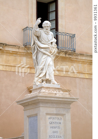 Statue near Cathedral of Siracusa. Sicily, Italy 9931361