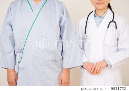 Female doctor and patient 9931752