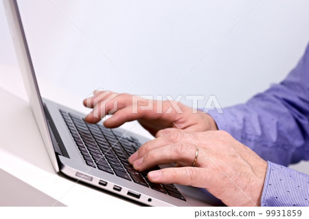 Business man typing on a laptop 9931859