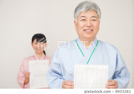 Senior men and young women who undergo medical examination 9933261