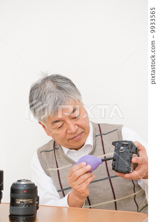 照顧照相機的老人 9933565