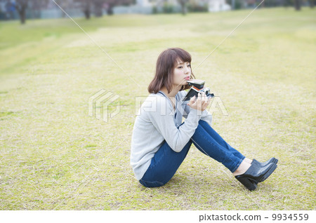 Cute lady with polaroid camera Cute lady with polaroid camera 9934559