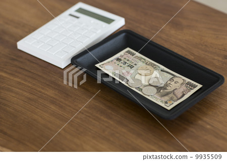 Bills and coins Bills and coins 9935509