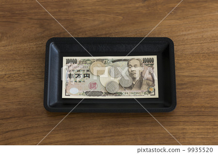 Bills and coins 9935520