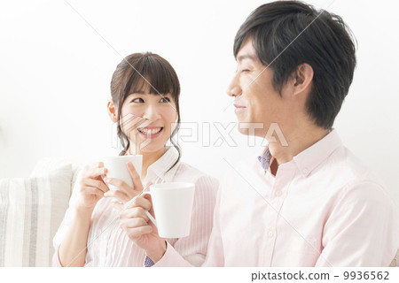 A couple talking with a smile while drinking coffee 9936562