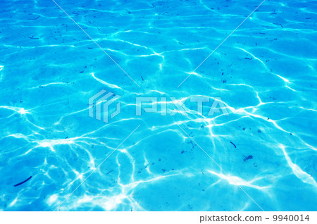 A white sand bottom in clear water 9940014
