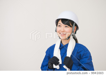 A woman in a bridge 9941083