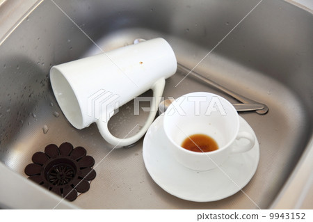 Dishwashing. White dishes in the kitchen sink. 9943152