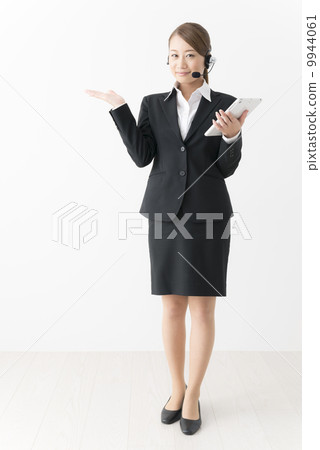 Female operator with tablet 9944061